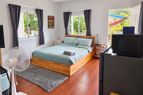 Bed, TV and multimedia, Bedroom