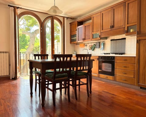 Kitchen or kitchenette, Dining area, stove