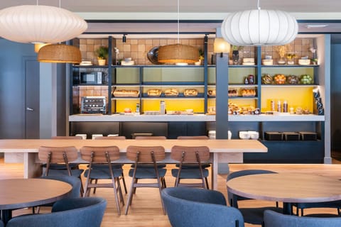 Seating area, Breakfast