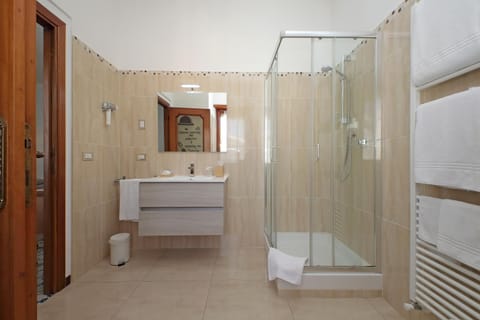 Shower, Bathroom, towels