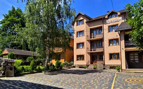 Property building, Facade/entrance, Summer
