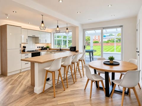 Kitchen or kitchenette, Dining area