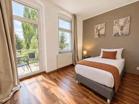 Bed, TV and multimedia, Balcony/Terrace, Photo of the whole room, Bedroom