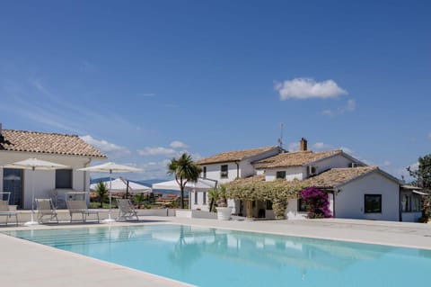 Property building, Day, Pool view, Swimming pool, Swimming pool, sunbed