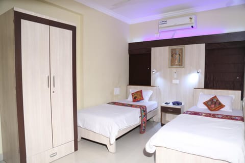 Bed, Photo of the whole room, Bedroom, wardrobe, air conditioner