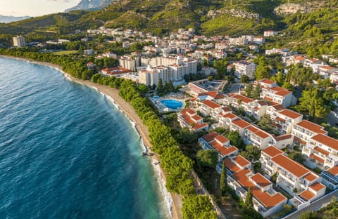 Property building, Neighbourhood, Beach, Swimming pool