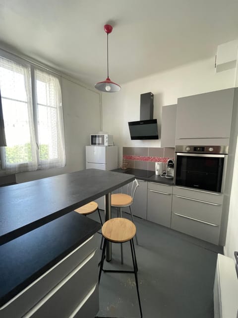 Kitchen or kitchenette, Dining area, minibar, oven, stove
