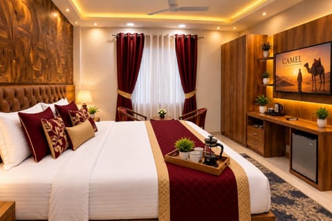 Property building, Bed, TV and multimedia, Kitchen or kitchenette, Living room, Photo of the whole room, Seating area, Bedroom, hair dresser