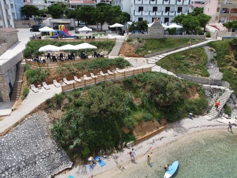 Property building, Balcony/Terrace, Beach