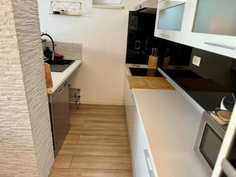 Kitchen or kitchenette, oven