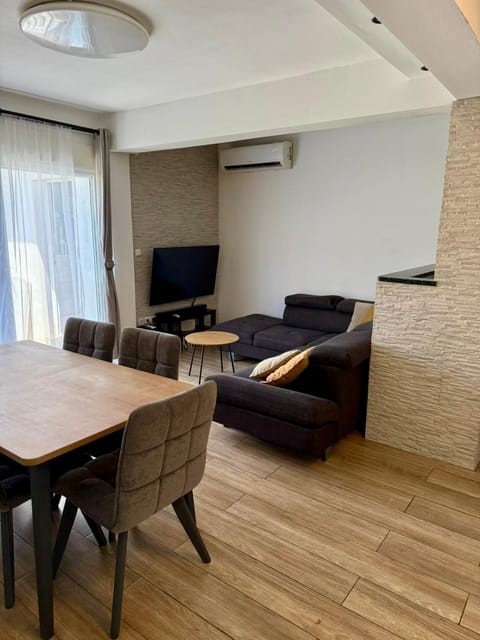 TV and multimedia, Living room, Dining area, air conditioner