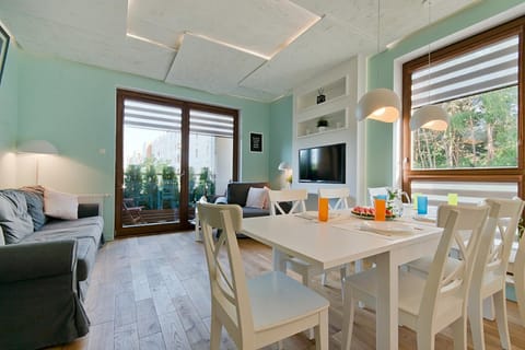 Property building, Balcony/Terrace, Living room, Seating area, Dining area