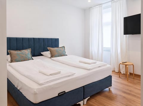 Property building, Bed, TV and multimedia, Bedroom