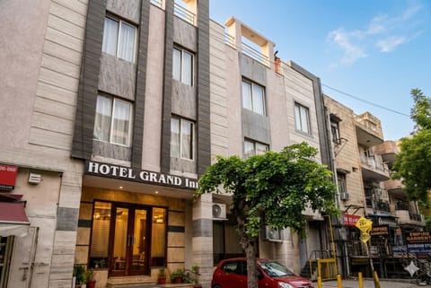 Property building, Day, Neighbourhood, City view, Street view, Location, Parking