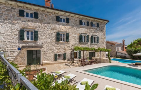 Property building, Pool view