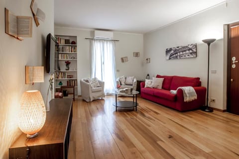 Library, TV and multimedia, Living room, Photo of the whole room, Seating area