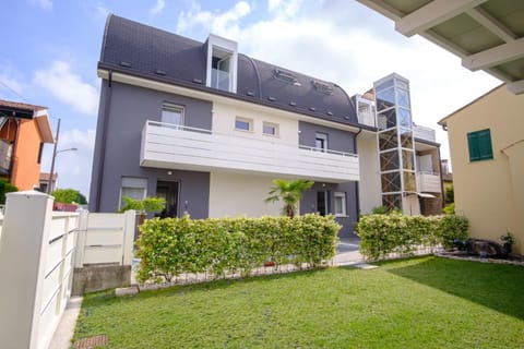Property building, Spring, Day, Garden, Garden view