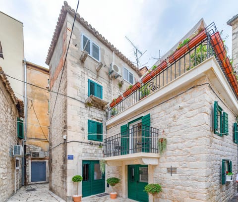 Property building, Patio, Facade/entrance, City view