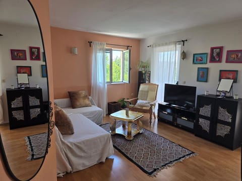 Communal lounge/ TV room, TV and multimedia, Living room, Seating area