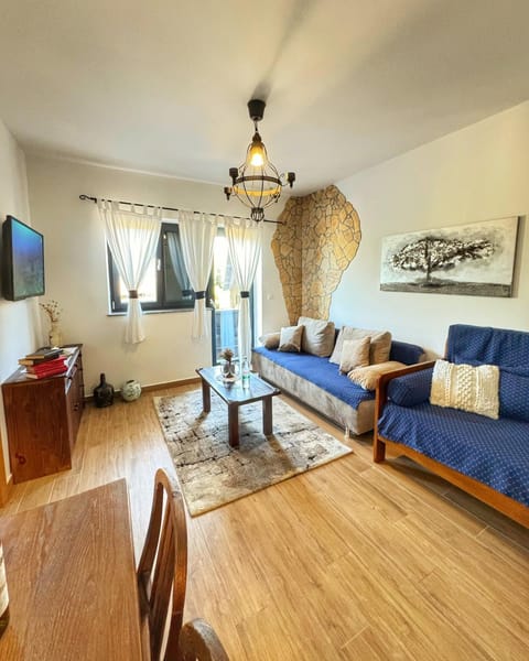 Bed, TV and multimedia, Living room