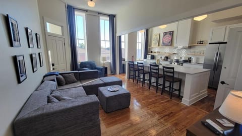 Kitchen or kitchenette, Living room, Dining area, oven, pet friendly, stove