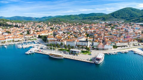 Property building, Nearby landmark, Facade/entrance, Day, City view, Sea view, Location