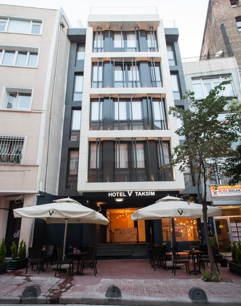 Property building, Facade/entrance, Off site, Day