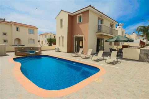 Patio, Spring, Day, Summer, BBQ facilities, BBQ facilities, Hot Spring Bath, Balcony/Terrace, Spa and wellness centre/facilities, Seating area, Dining area, On site, Pool view, Swimming pool, Swimming pool, Family, Family