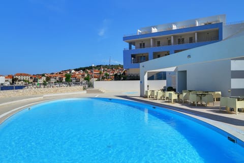 Property building, Swimming pool, Swimming pool, Alcoholic drinks