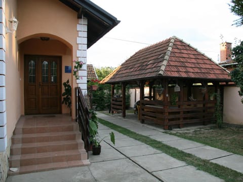 Facade/entrance