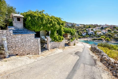 Property building, Patio, Facade/entrance, Day, Neighbourhood, City view, Sea view, Street view, Location