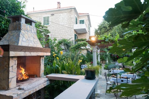 Property building, Patio, Facade/entrance