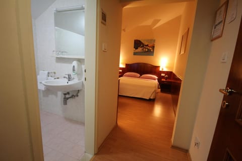 Bed, Bathroom, Photo of the whole room, Decorative detail