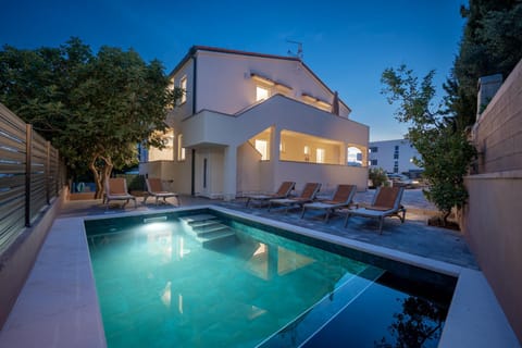Property building, Swimming pool, sunbed