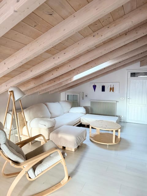 Seating area, internet, air conditioner