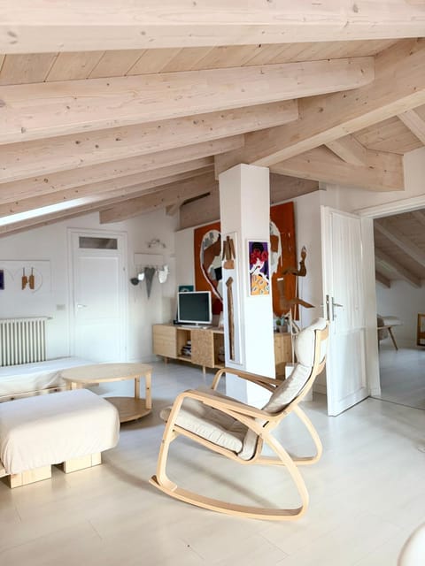 TV and multimedia, Living room, Seating area, air conditioner