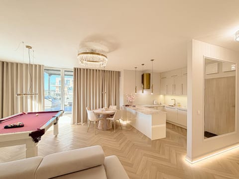 Billiard, Sauna, Living room