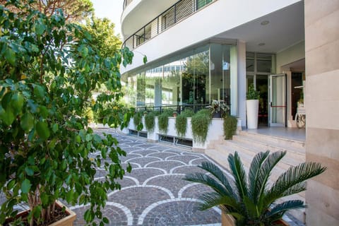 Property building, Restaurant/places to eat