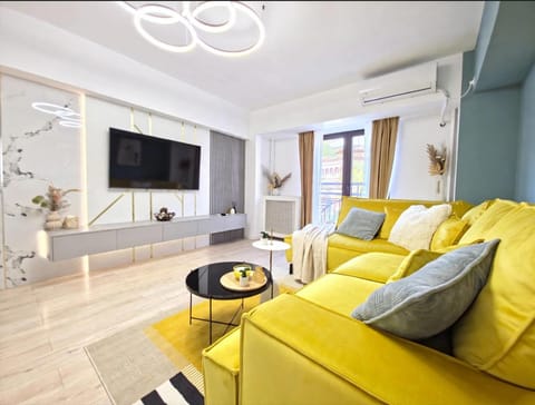 TV and multimedia, Living room, Seating area, Evening entertainment
