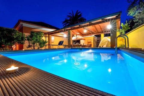 Nearby landmark, Night, Summer, BBQ facilities, Garden, Balcony/Terrace, Swimming pool, fireplace
