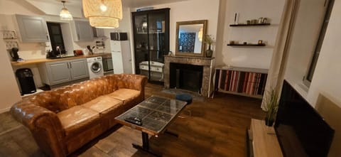 TV and multimedia, Kitchen or kitchenette, Living room, Seating area, Dining area, oven, stove