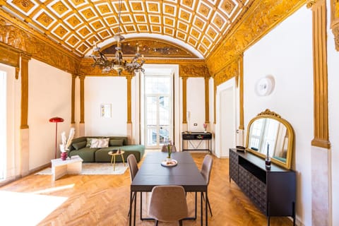Kitchen or kitchenette, Living room, Seating area, Dining area