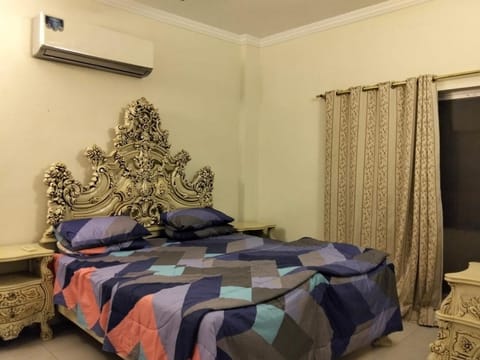 Bed, Photo of the whole room, Bedroom, air conditioner