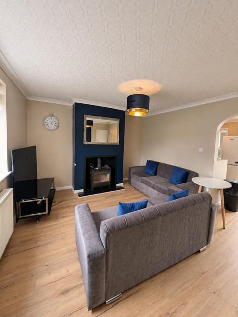 Communal lounge/ TV room, TV and multimedia, Living room, Seating area, Evening entertainment