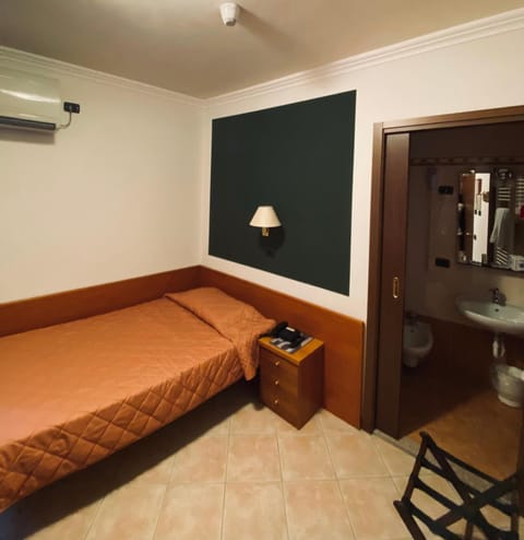 Bedroom, air conditioner