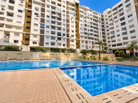 Property building, Day, Pool view, Swimming pool, Swimming pool, Location, sunbed