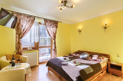 Bed, TV and multimedia, Photo of the whole room, towels