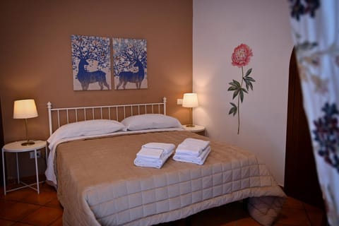 Bed, Photo of the whole room, Decorative detail, Bedroom, towels
