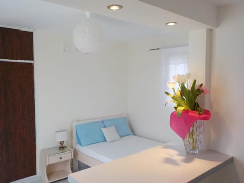 Bed, Coffee/tea facilities, Living room, Food and drinks, Other, Photo of the whole room, Decorative detail, Seating area, Dining area, Bedroom