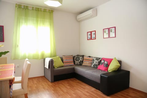 Property building, Spring, Bed, Day, Living room, Seating area, On site